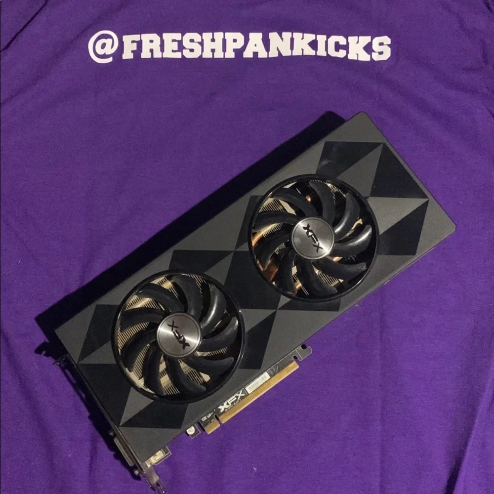 XFX AMD Radeon R9 390 8gb VRAM - Picture 1 of 3